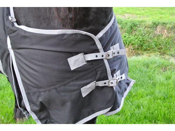 Regendeken 0 gram XL paardendeken, speciaal voor bredere paarden