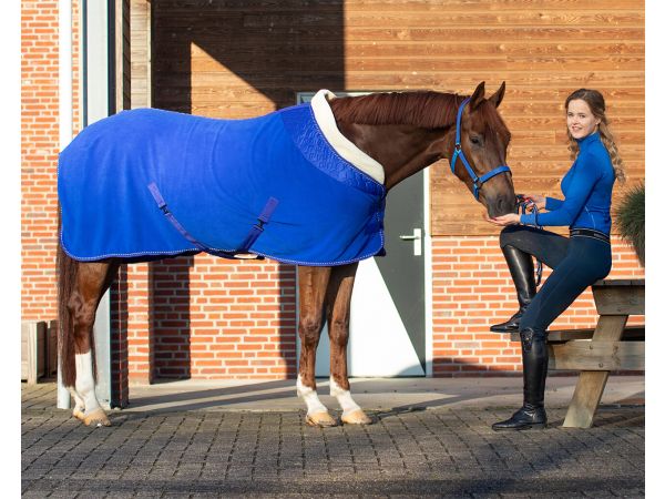 Leerling Slink expeditie Fleece deken Brilliance Victoria blue | Goedkopepaardendekens.nl