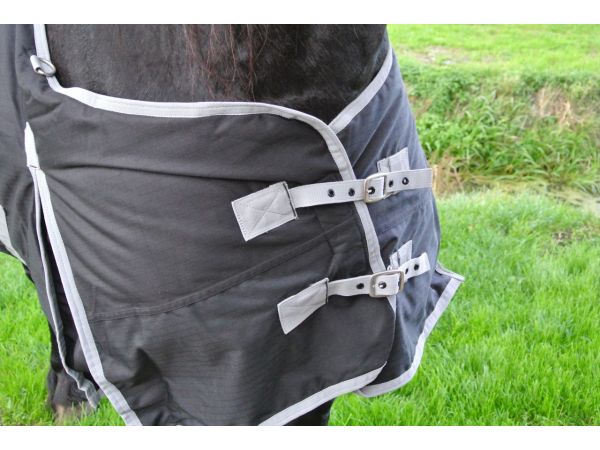 Regendeken 0 gram XL paardendeken, speciaal voor bredere paarden 