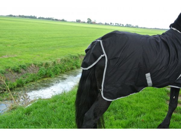 Regendeken 0 gram XL paardendeken, speciaal voor bredere paarden 