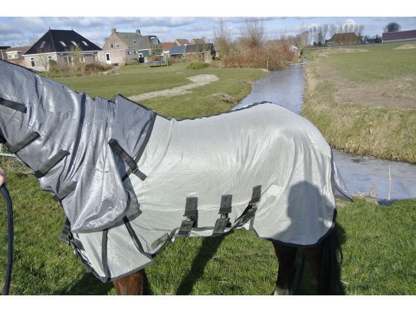 Vliegendeken met losse hals en buikflap, incl. masker met neus flap grijs