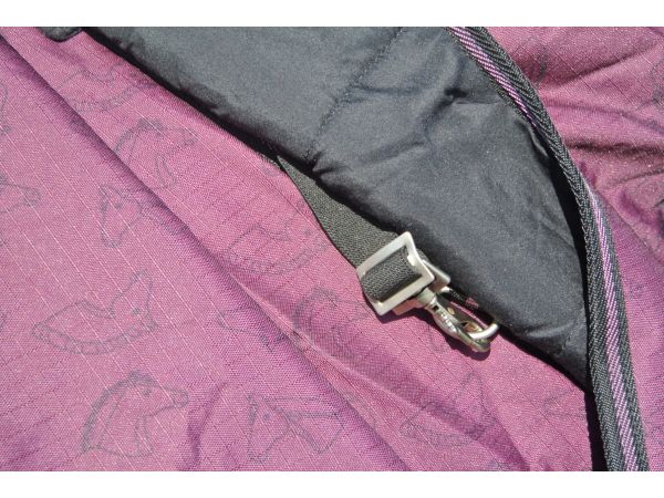 Regendeken 150gram met afneembare hals zwart/red wine
