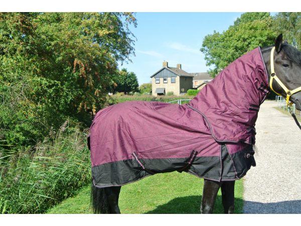 Regendeken 150gram met afneembare hals zwart/red wine