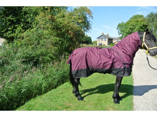 Regendeken 150gram met afneembare hals zwart/red wine