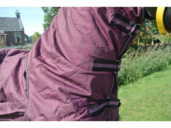 Regendeken 150gram met afneembare hals zwart/red wine